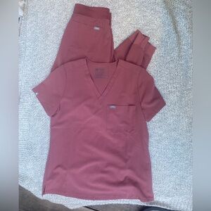 FIGS Rafaela Oversized Scrub Top (xs) and FIGS Zamora Jogger Scrub Pants (s)